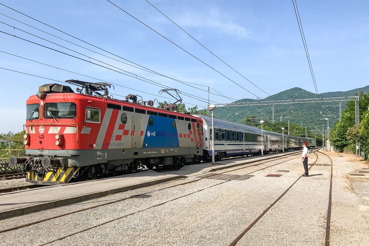 Nachtzug an einem Bahnhof in Kroatien