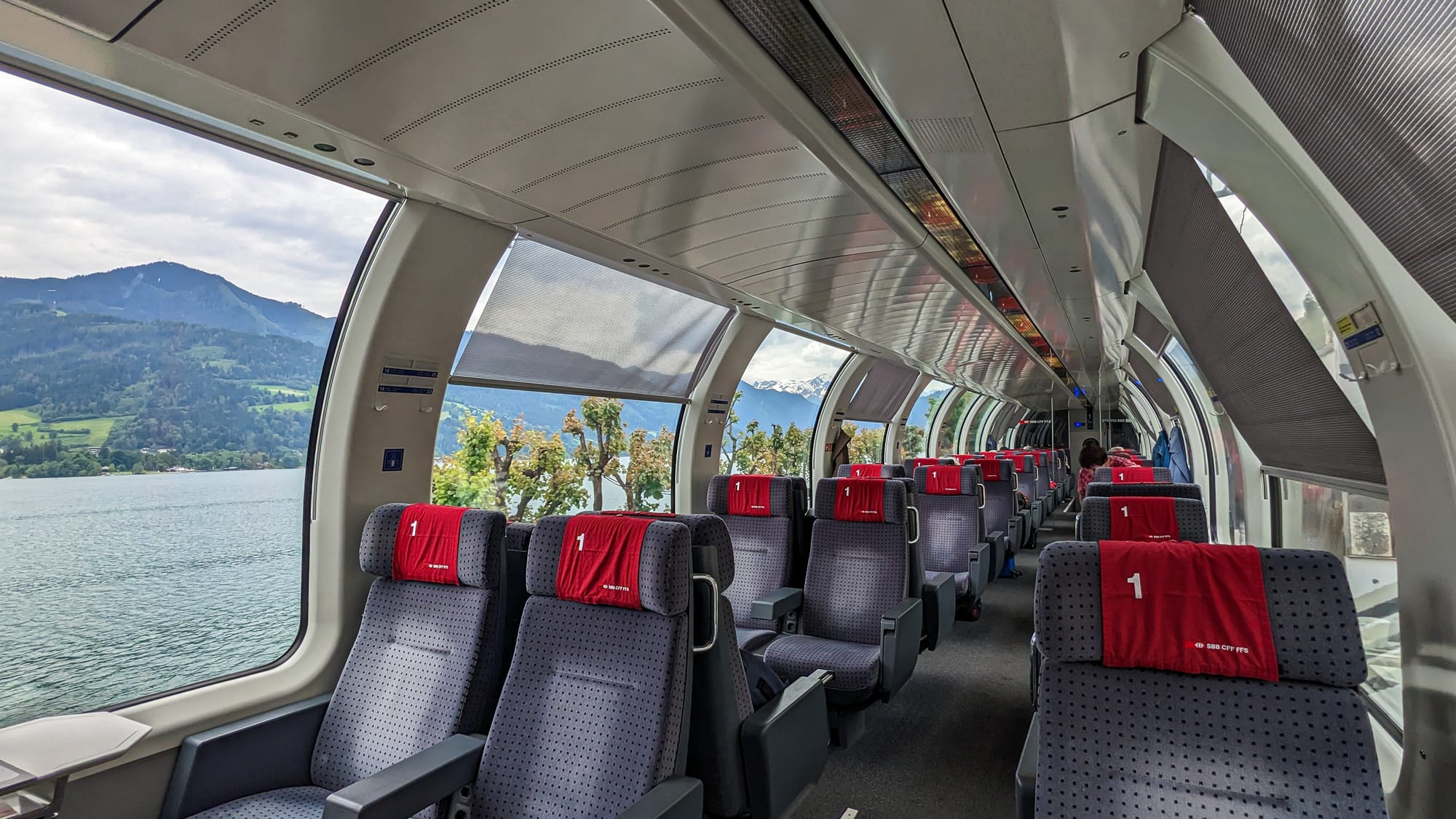 Blick in den Panoramawagen während der Zug an einem See entlang fährt