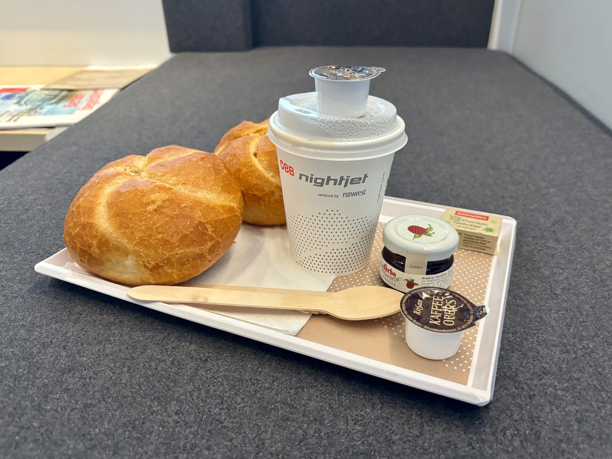 Tablett mit Kaffee, Brötchen und Aufstrich