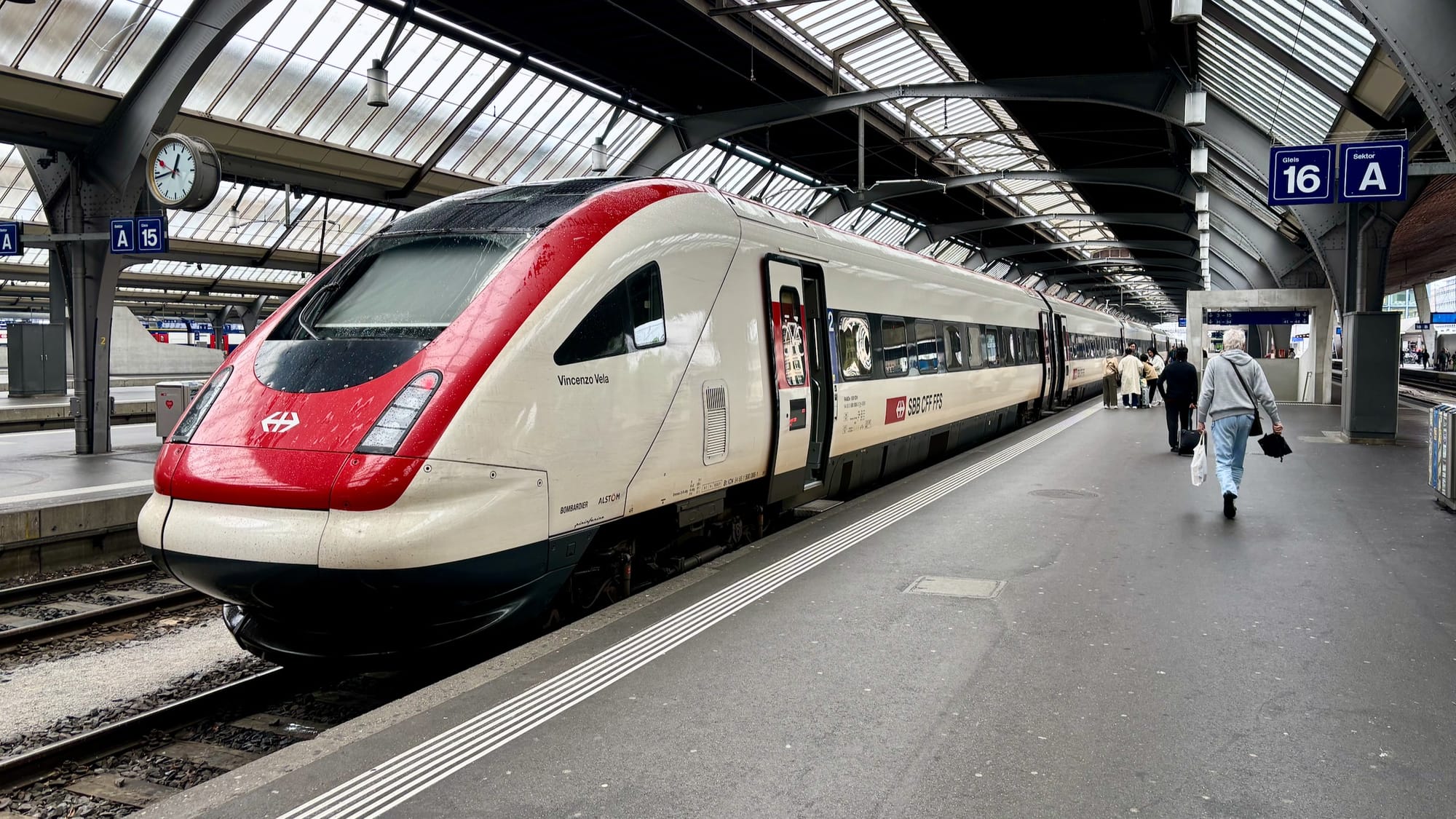SBB-Triebzug des Typs ICN im Bahnhof Zürich HB