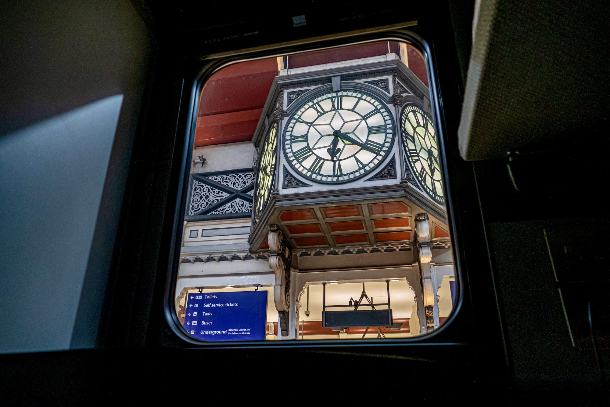 Bahnhofsuhr aus dem Fenster im Schlafwagen