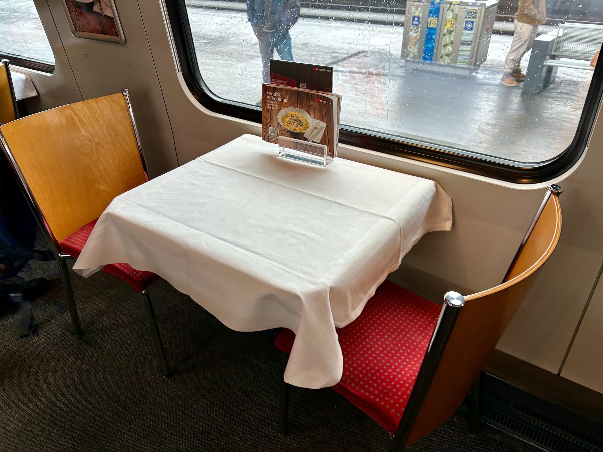 Tisch mit zwei Stühlen im Speisewagen