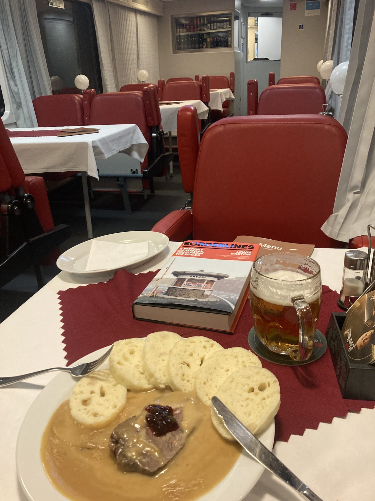 Braten mit Knödeln im tschechischen Speisewagen