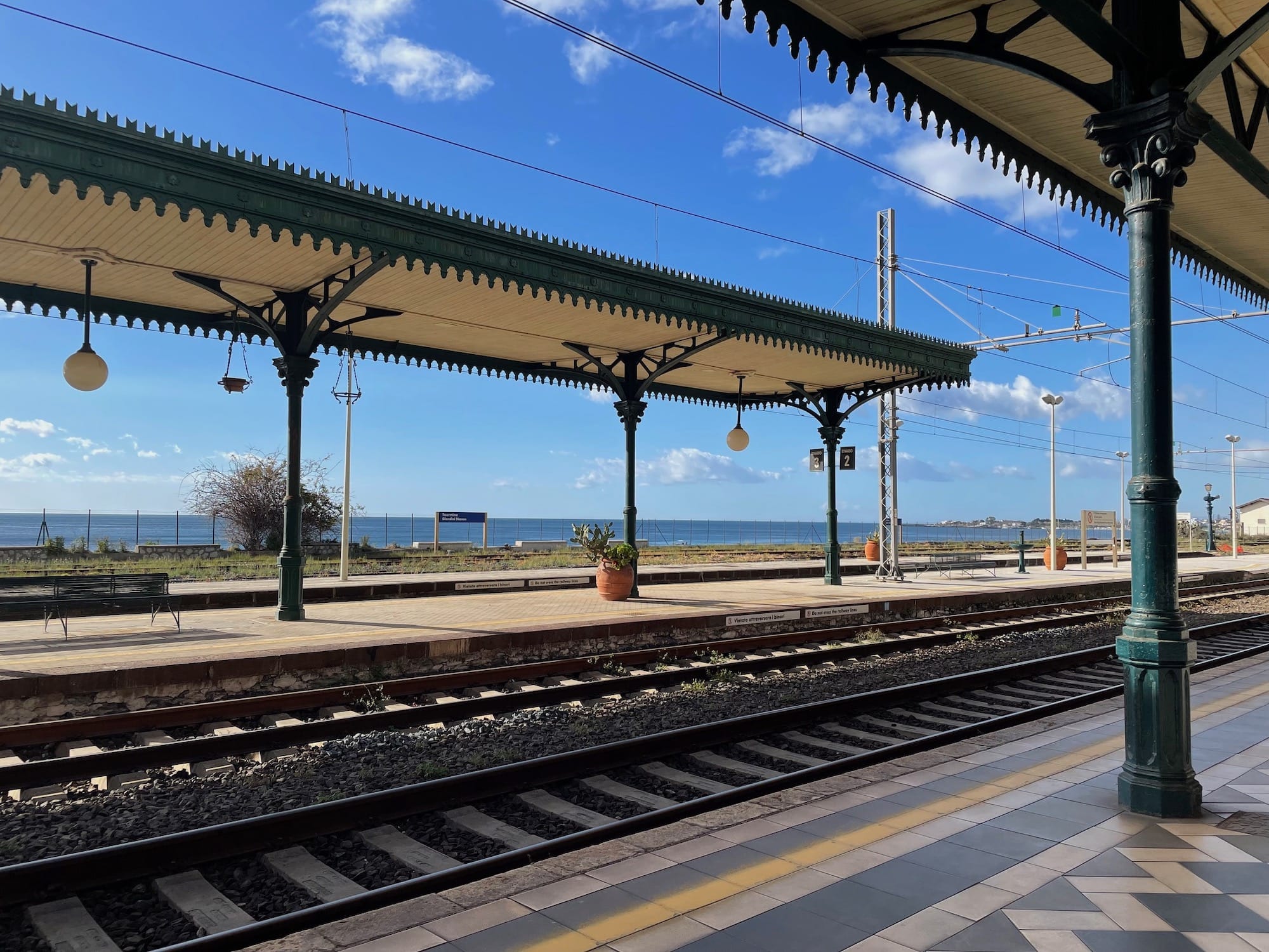 Bahnsteig direkt am Meer