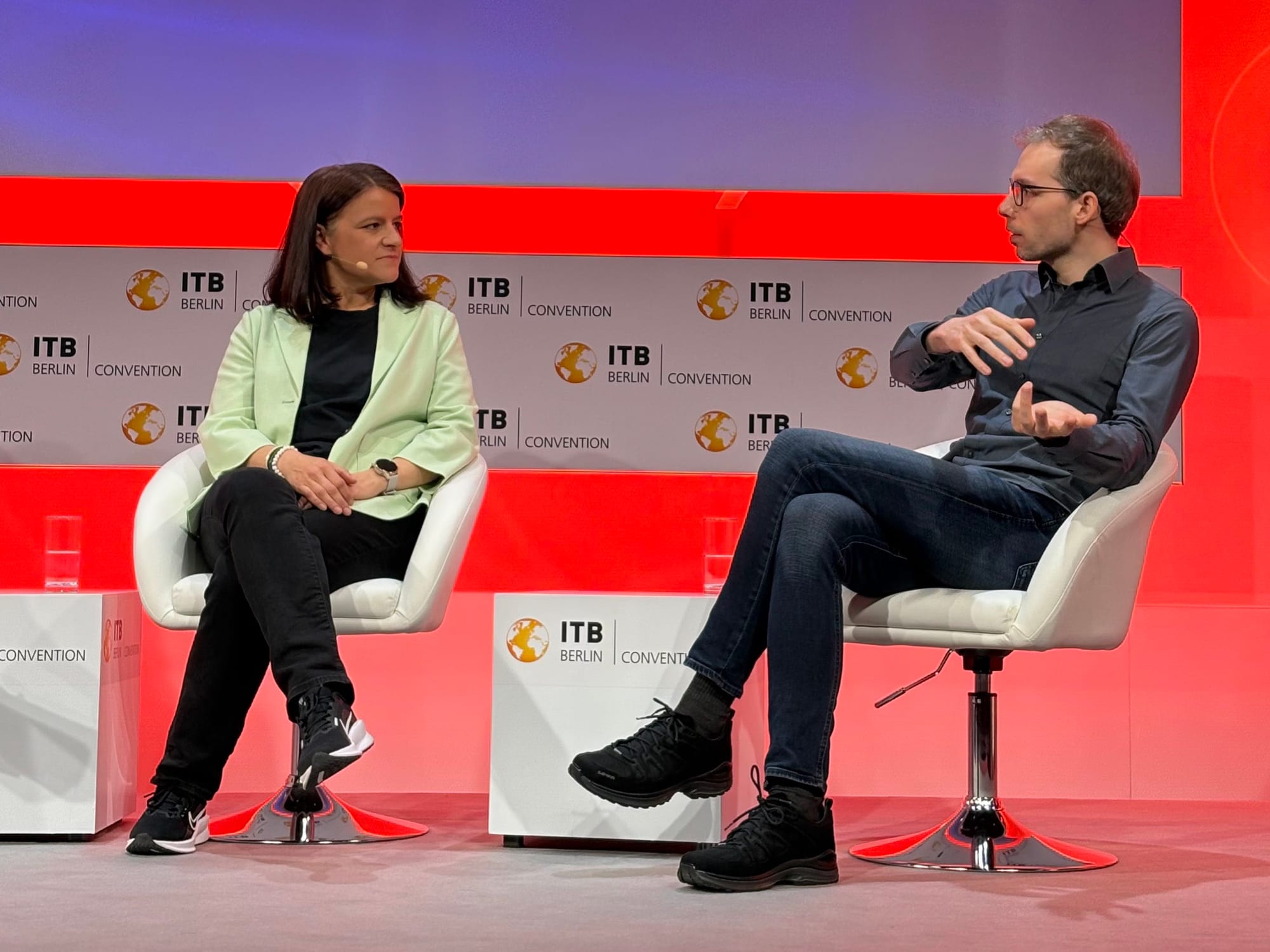 Zwei Personen auf der Bühne