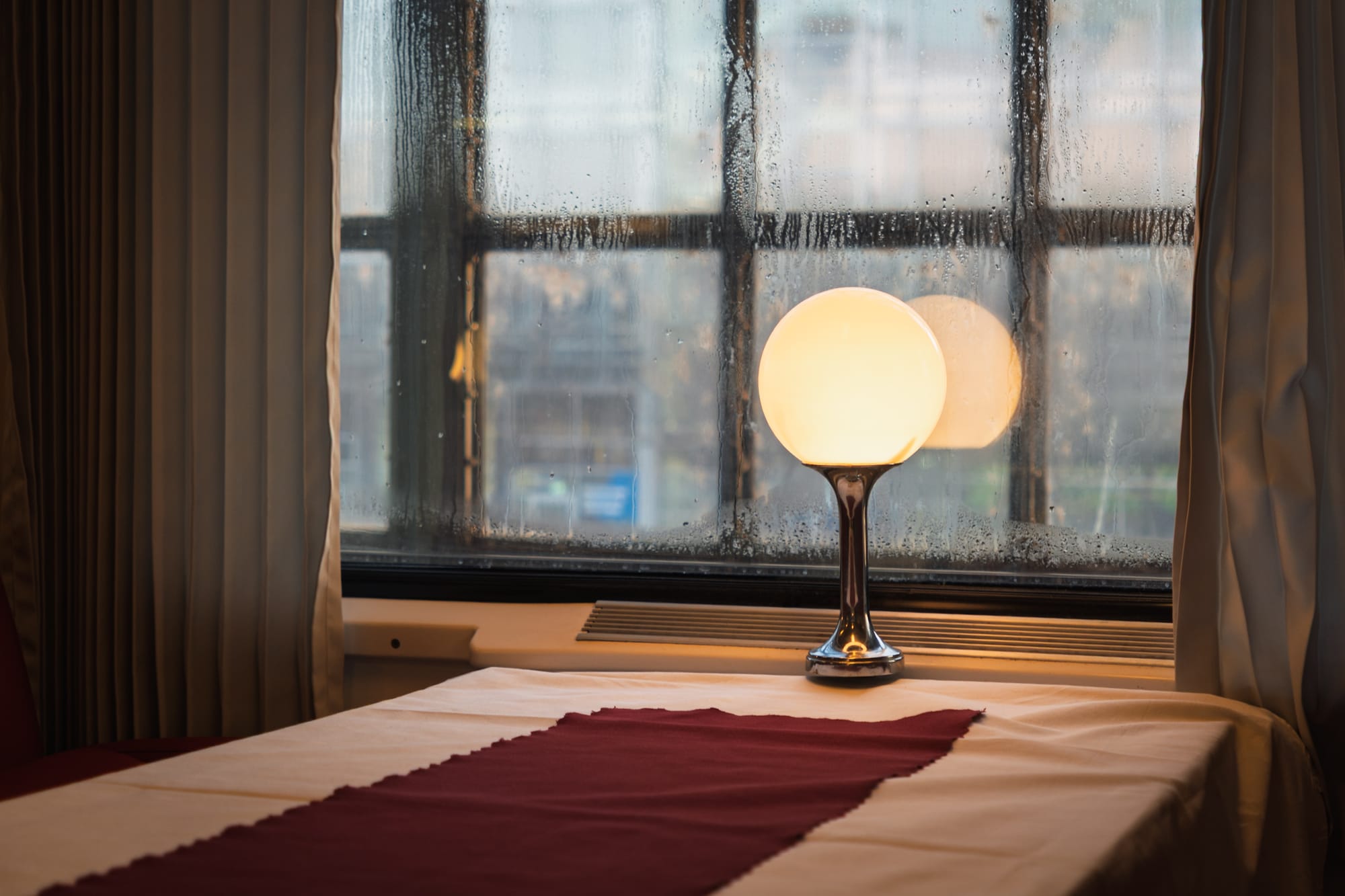 Lämpchen auf dem Tisch am Fenster