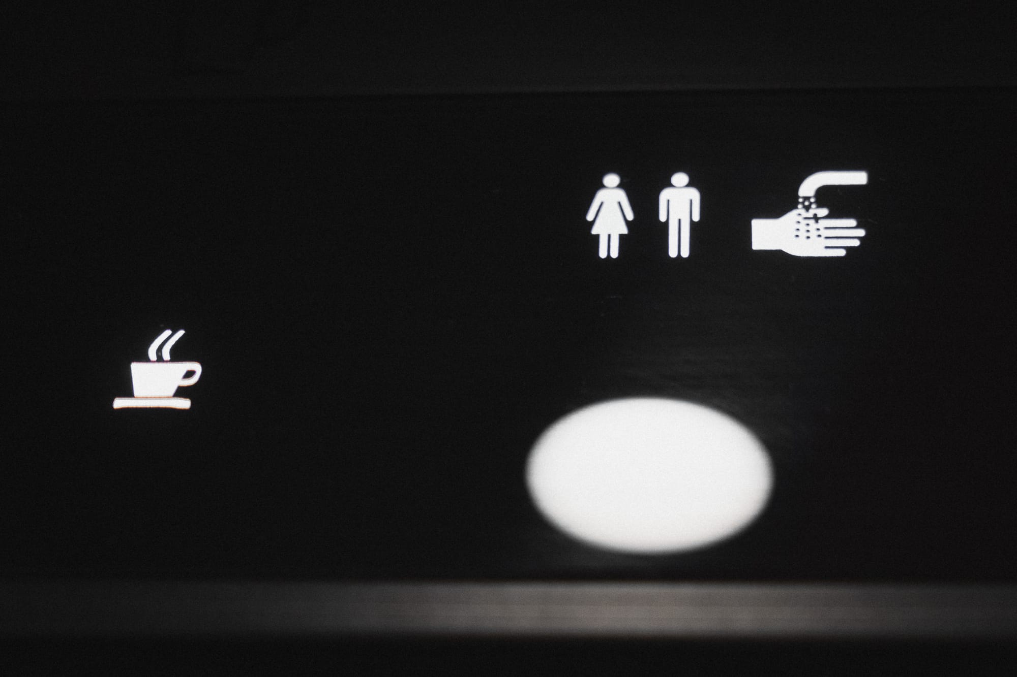 Symbol für Damen- und Herrentoilette sowie den Waschraum auf dem Display in der Mini Cabin