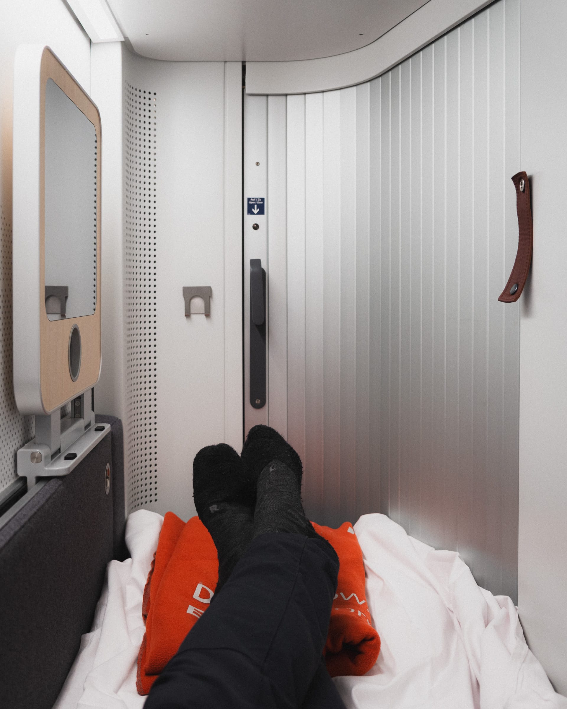 Beine in der Mini Cabin hinter geschlossener Tür