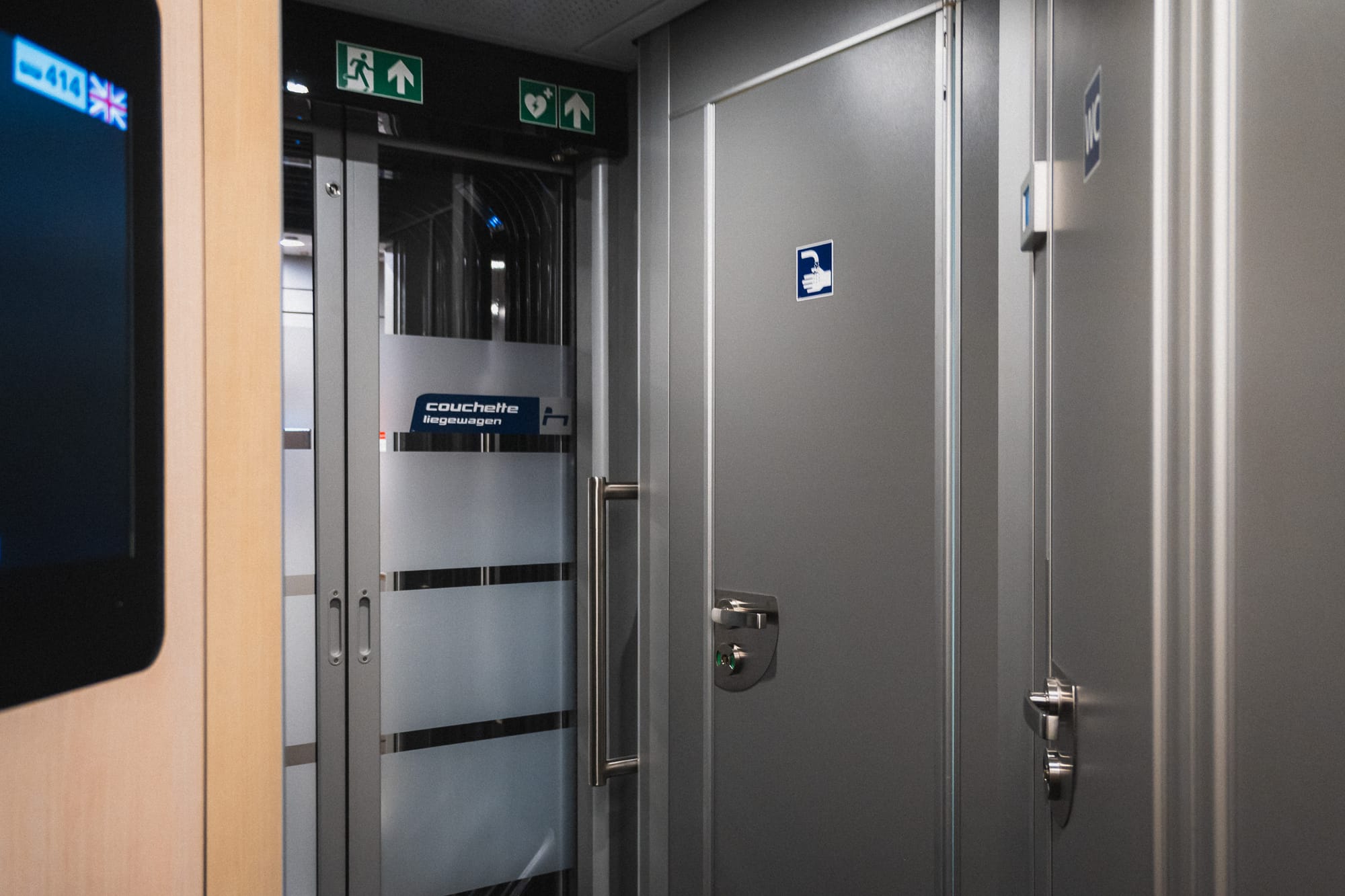 Türen zum Waschraum und zu einer der Toiletten