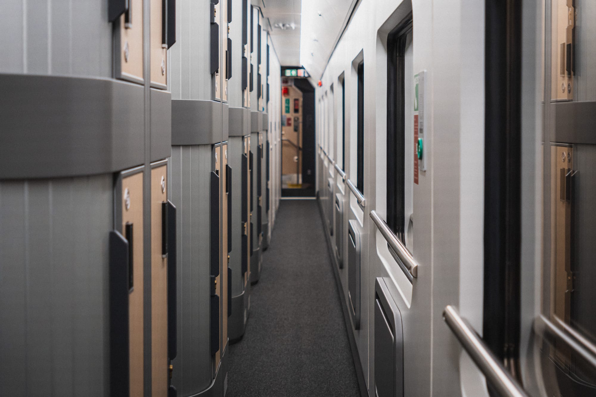 Gang im Liegewagen mit geschlossenen Mini Cabins