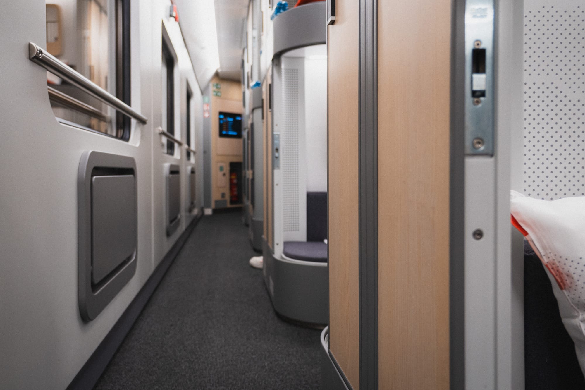 Gang mit geöffneten Mini Cabins