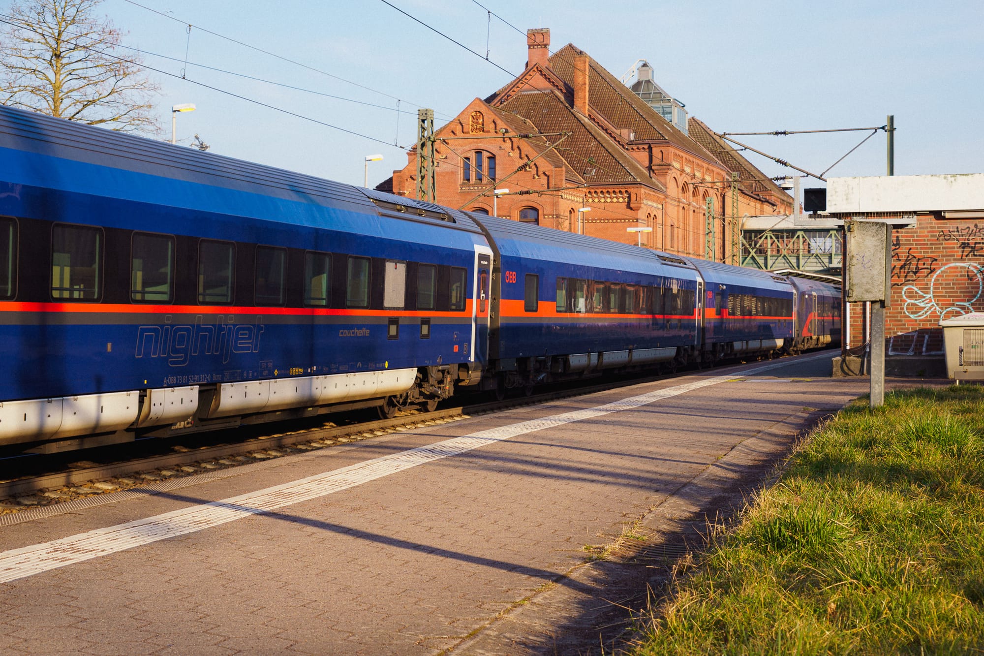 Nightjet am Bahnsteig in Hamburg-Harburg