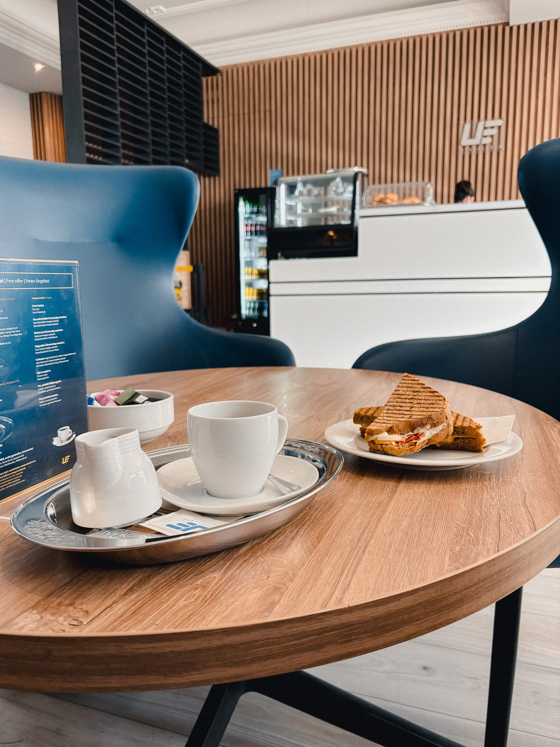 Kaffee und Sandwich in der Business Lounge am Bahnhof Budapest-Keleti