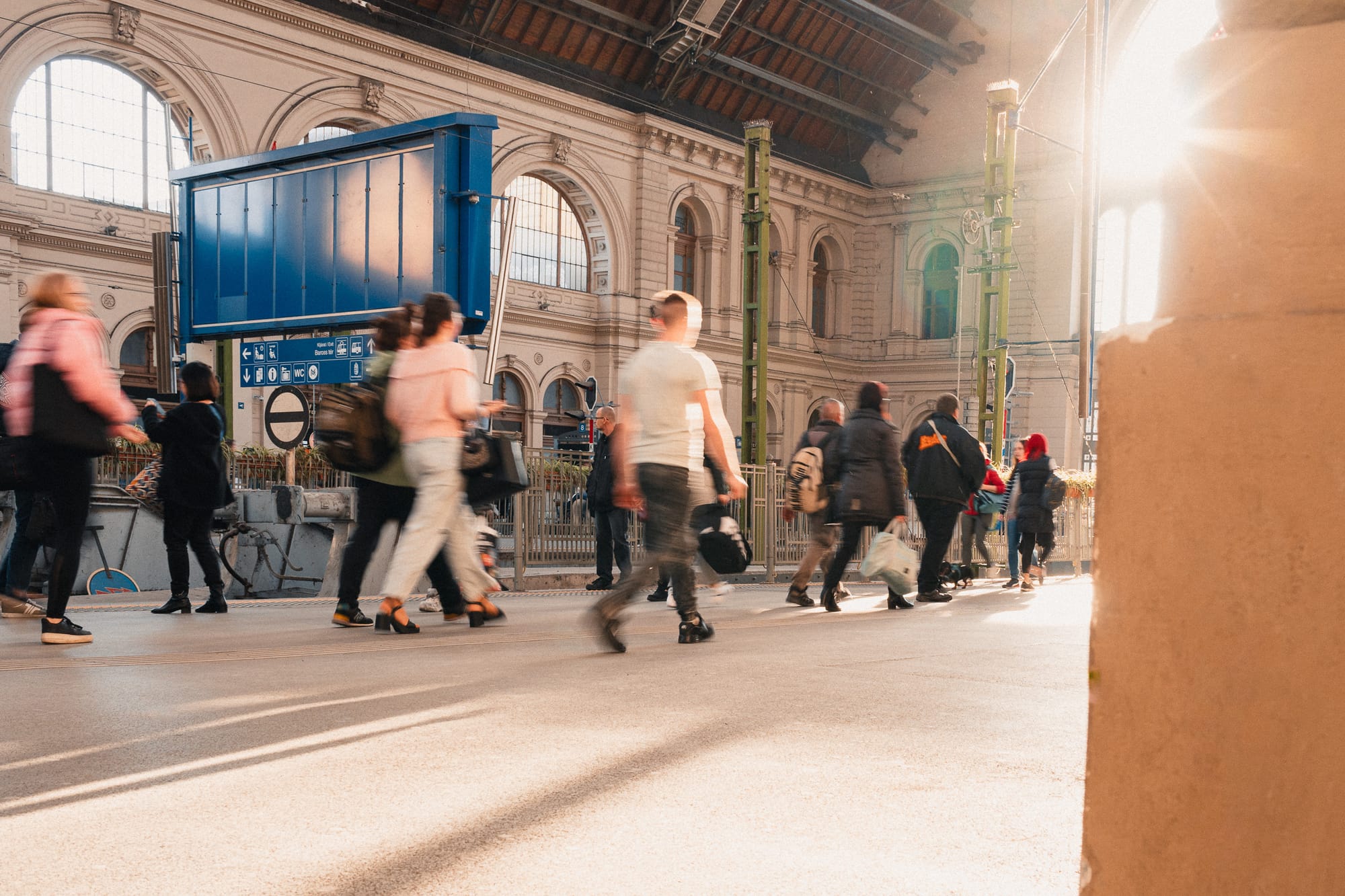 Menschen eilen durch den Bahnhof Budapest-Keleti