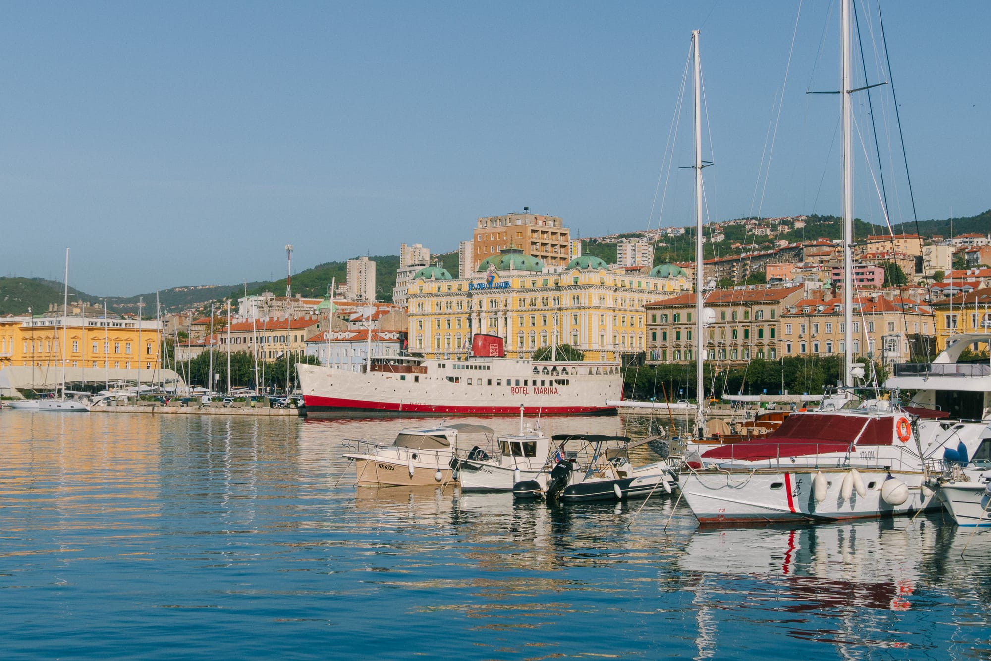Schiffe und Segelboote liegen am Hafen von Rijeka