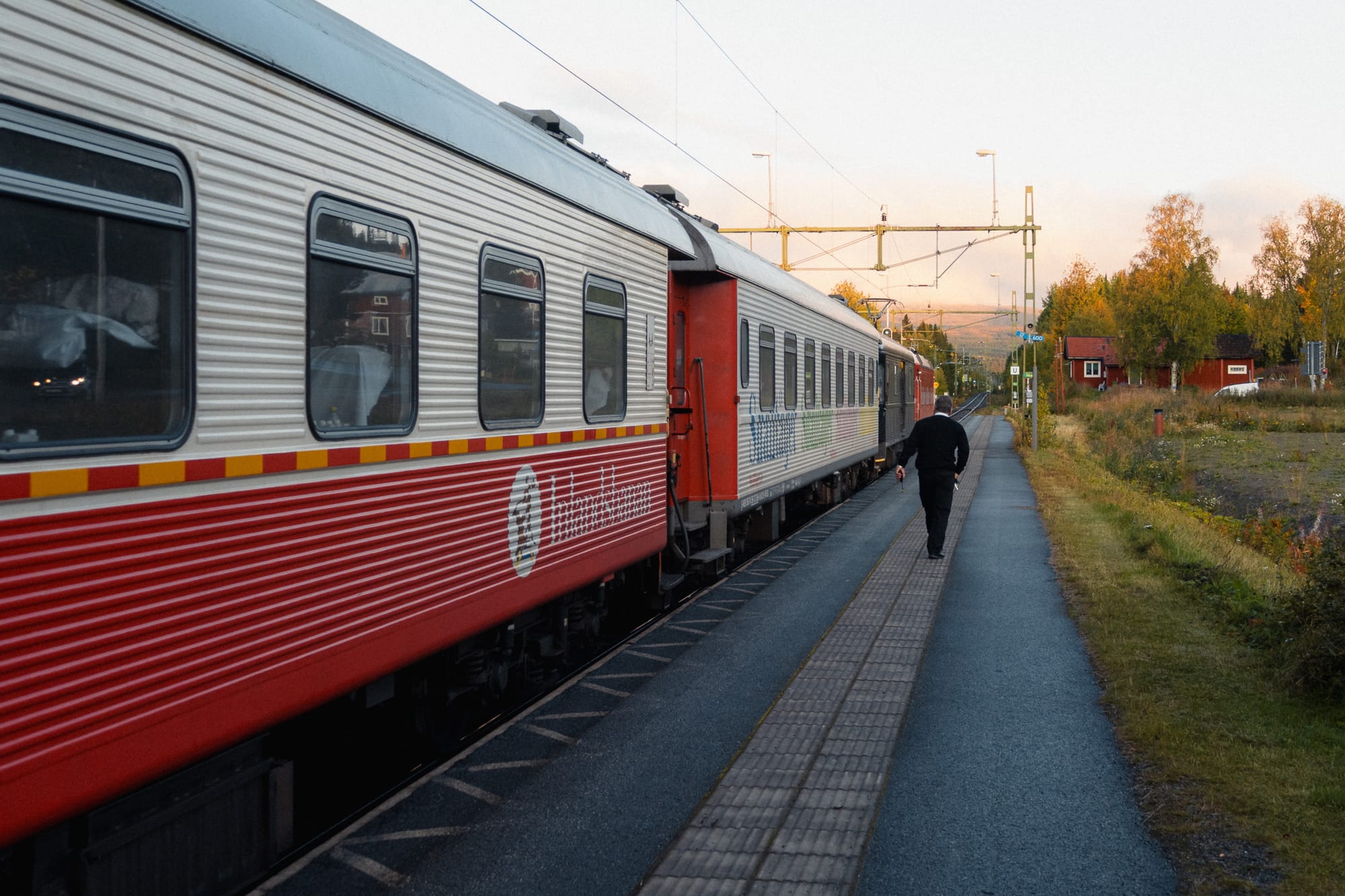 Nachtzug von Snälltåget am Bahnsteig in Undersåker