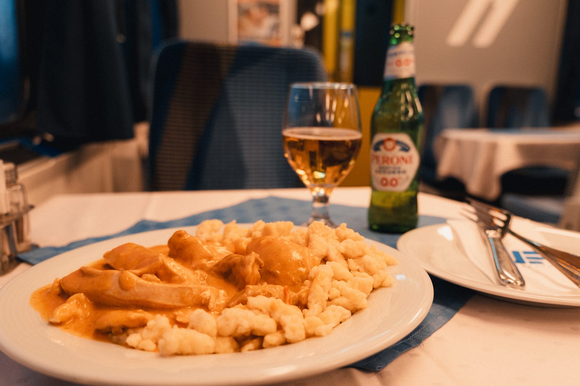 Paprikahuhn mit Nockerln im ungarischen Speisewagen