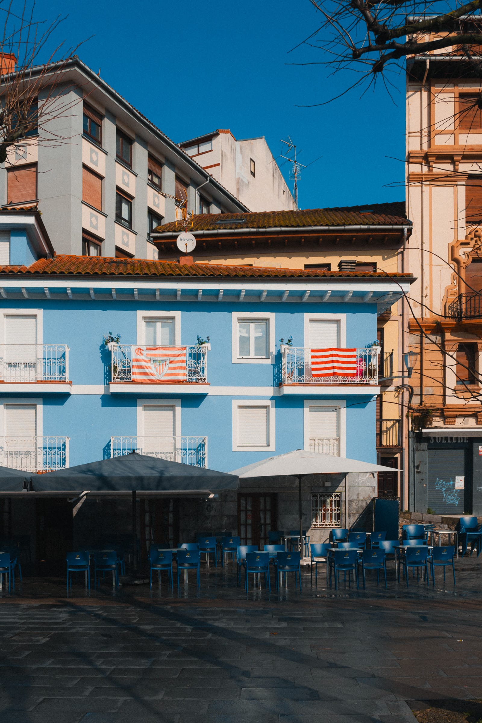 Hellblaues Café am Marktplatz von Bermeo