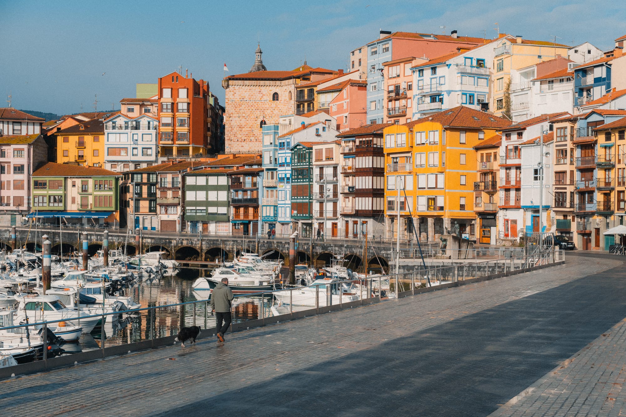 Häuser am Hafenbecken von Bermeo