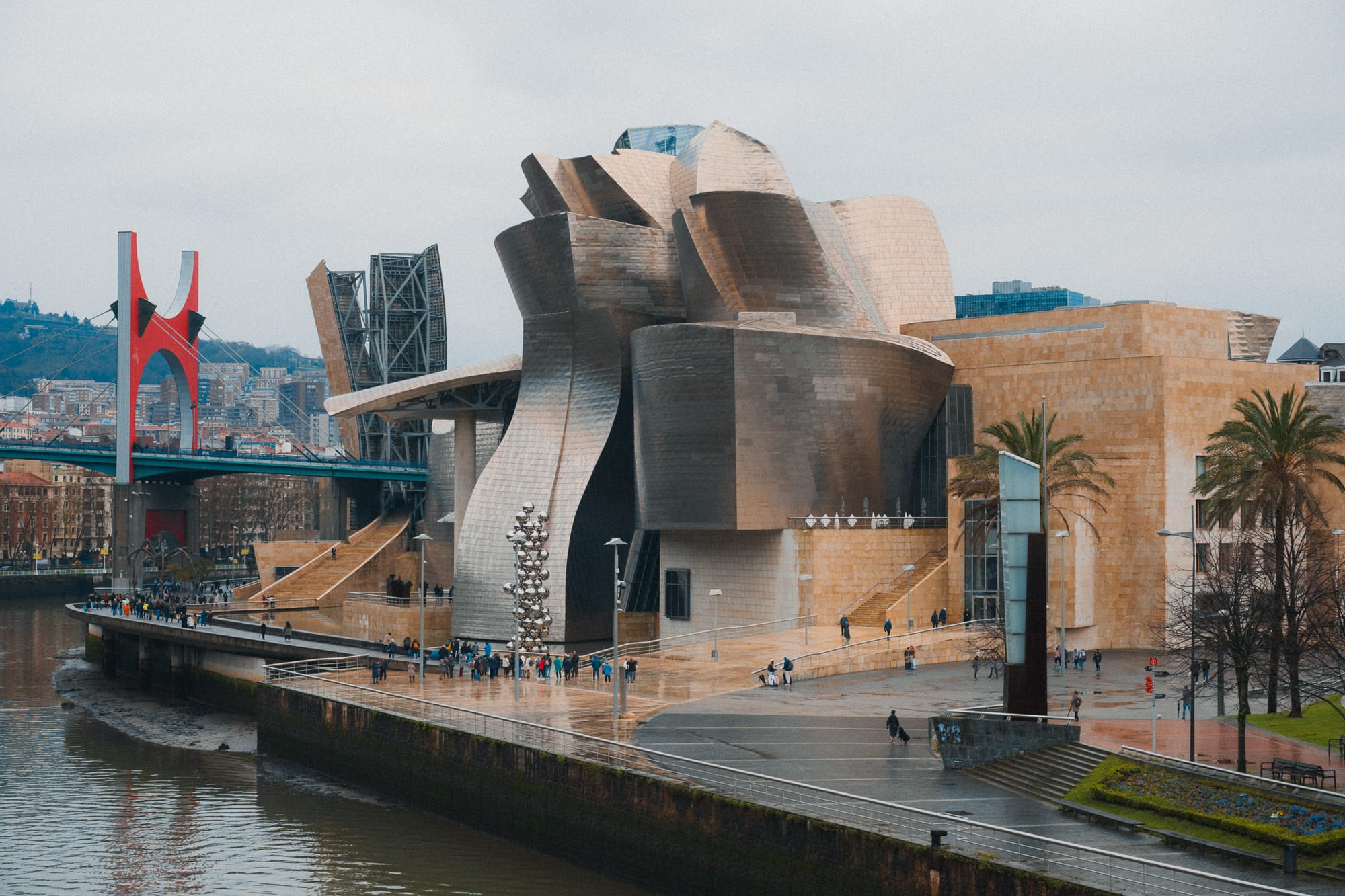 Futuristisches Guggenheim-Museum am Fluss