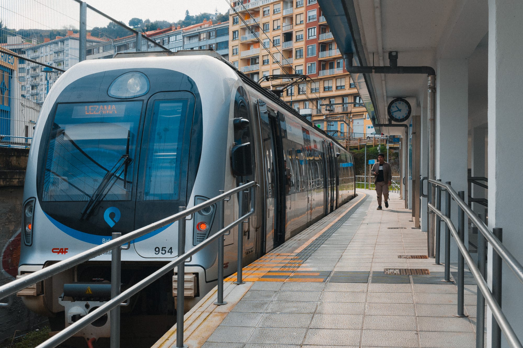 Zug von Euskotren am Bahnhof Bermeo