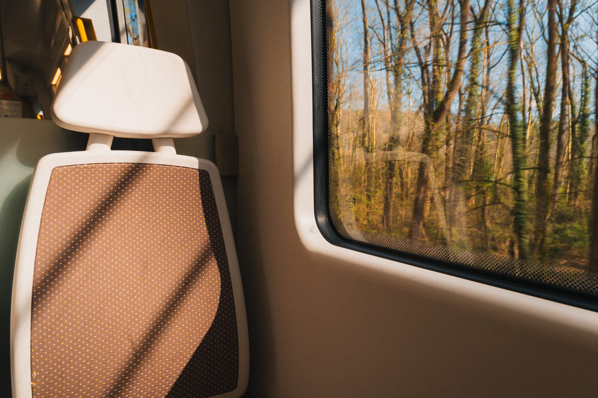 Sitz im Zug von Euskotren am Fenster