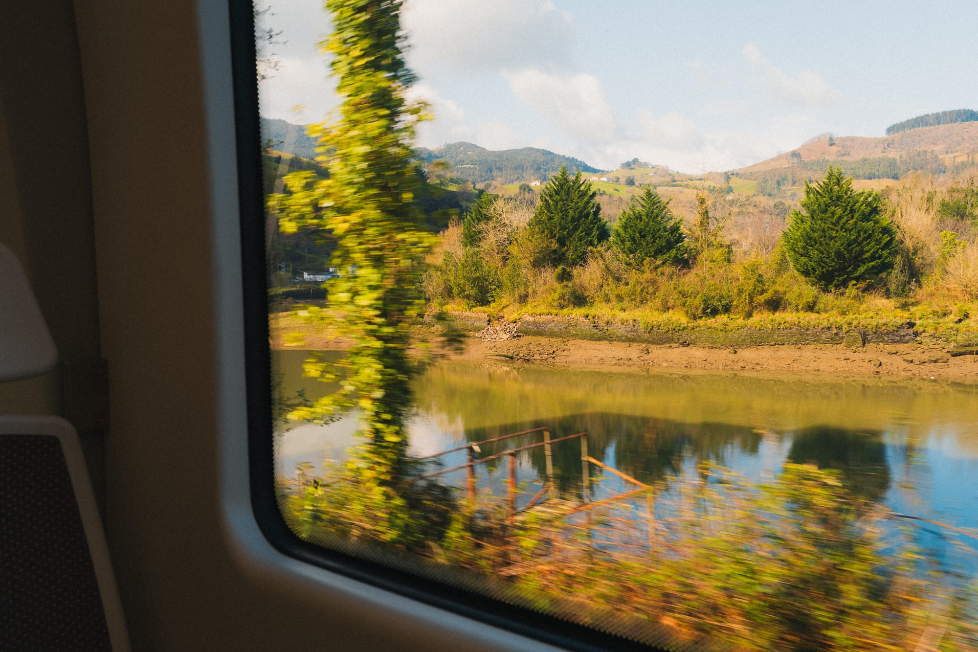 Ausblick aus den Fenster im Euskotren auf einen Fluss