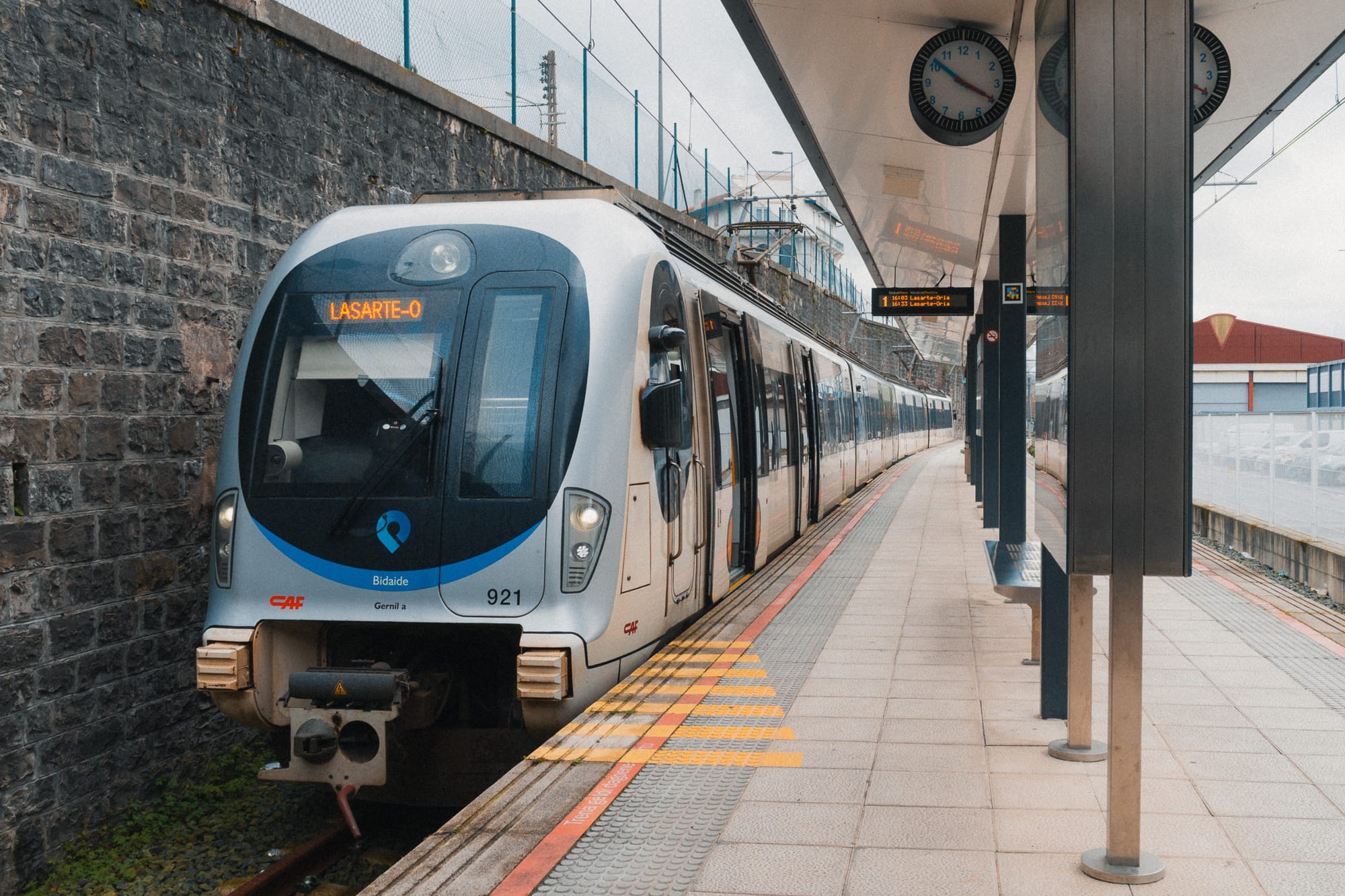 Ein Zug von Euskotren im Bahnhof Hendaye