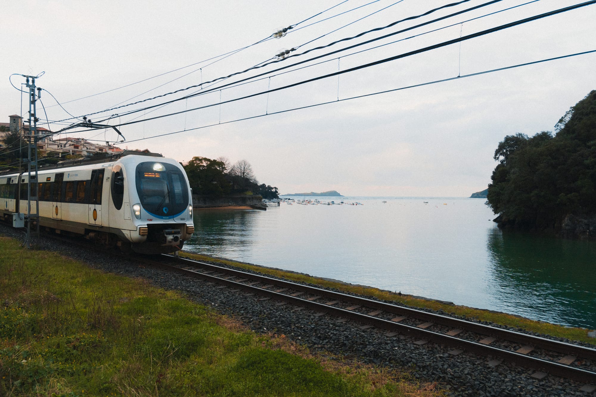 Euskotren-Zug am Strand bei Mundaka
