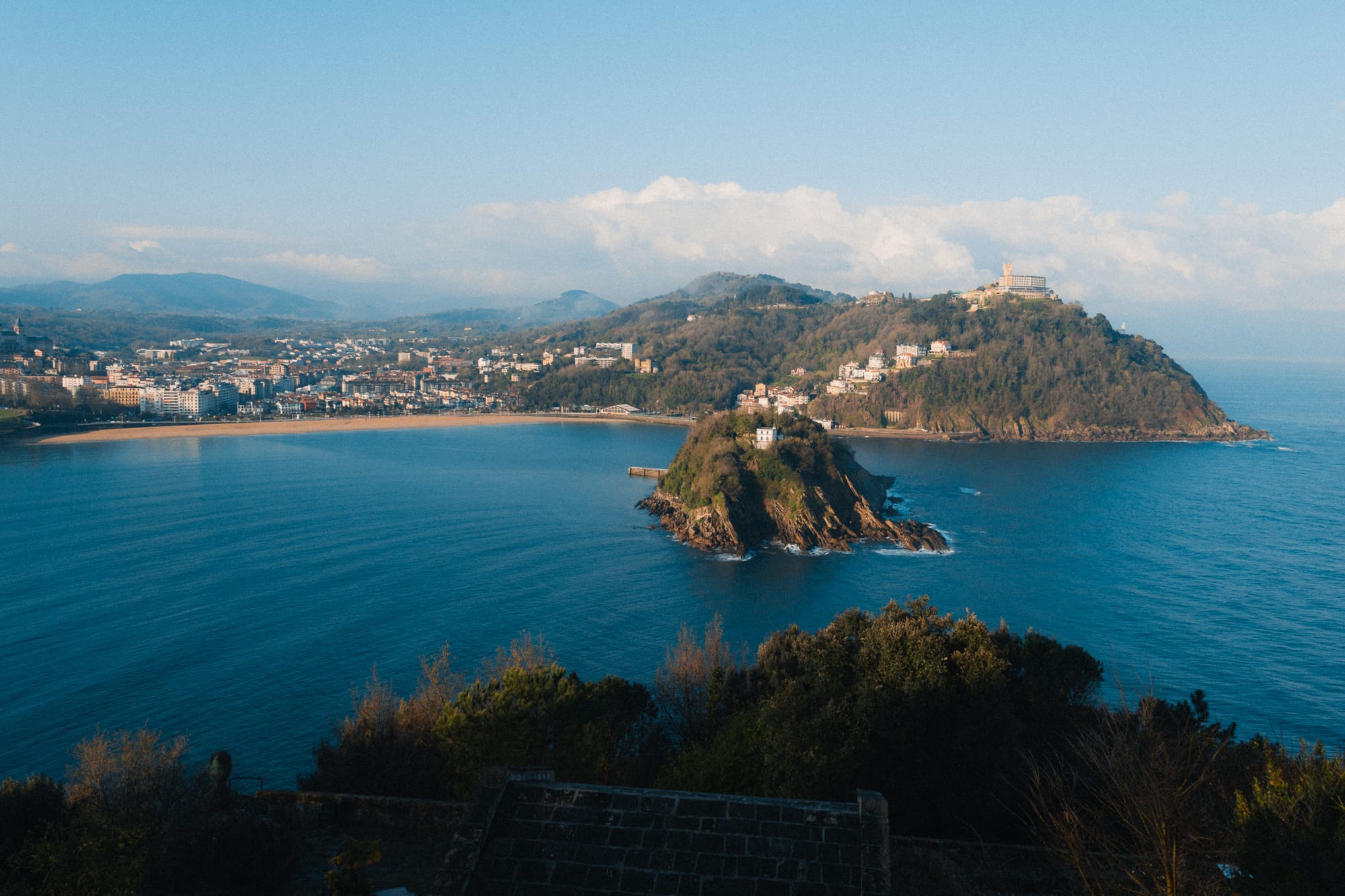 Muschelförmige Bucht in San Sebastián mit Insel