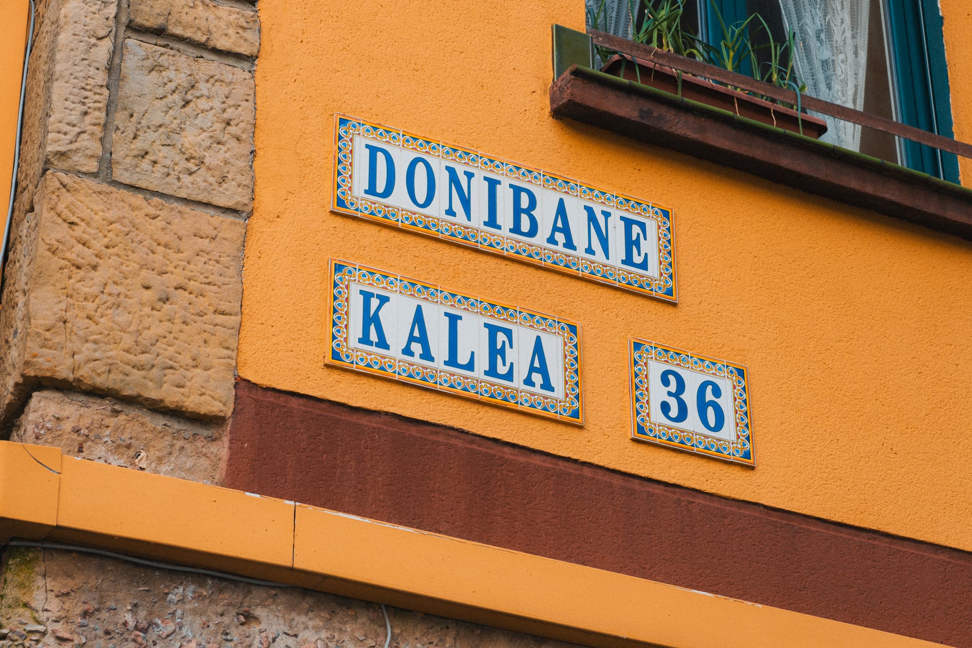 Verzierte Beschriftung: Donibane Kalea 36