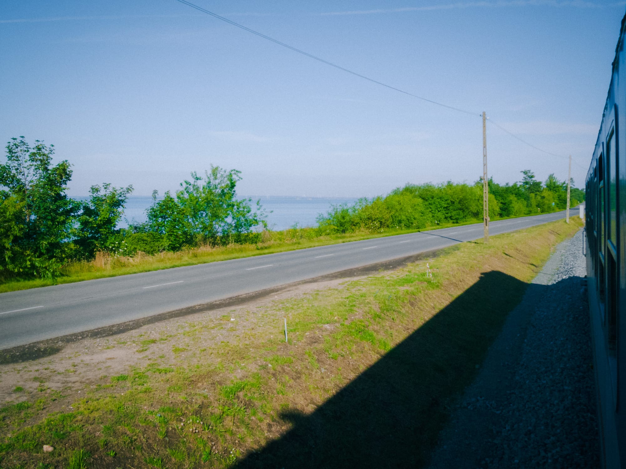 Blick auf dem offenen Fenster aufs Meer