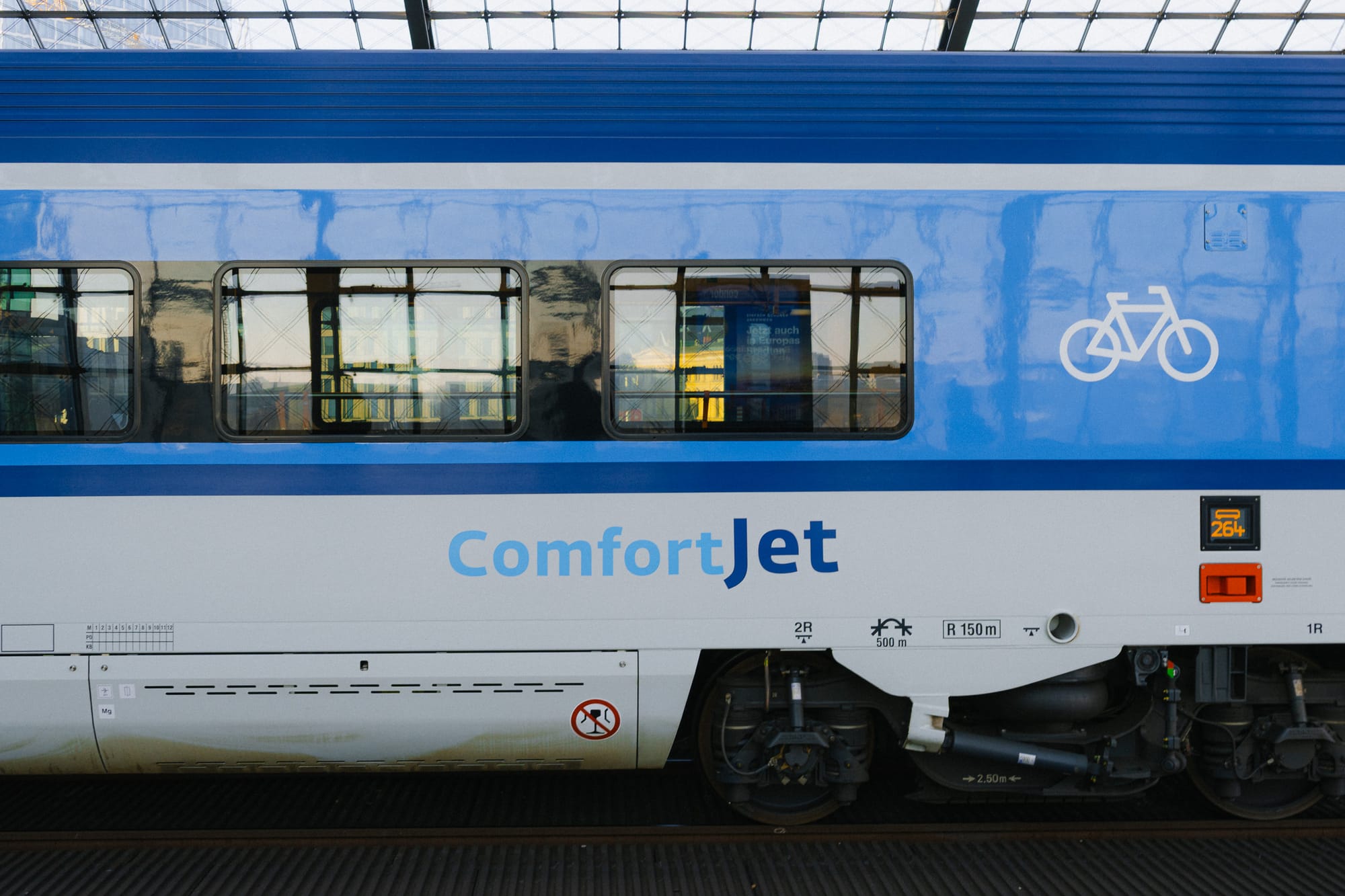 Blau-weißer ComfortJet-Wagen mit Fahrradsymbol