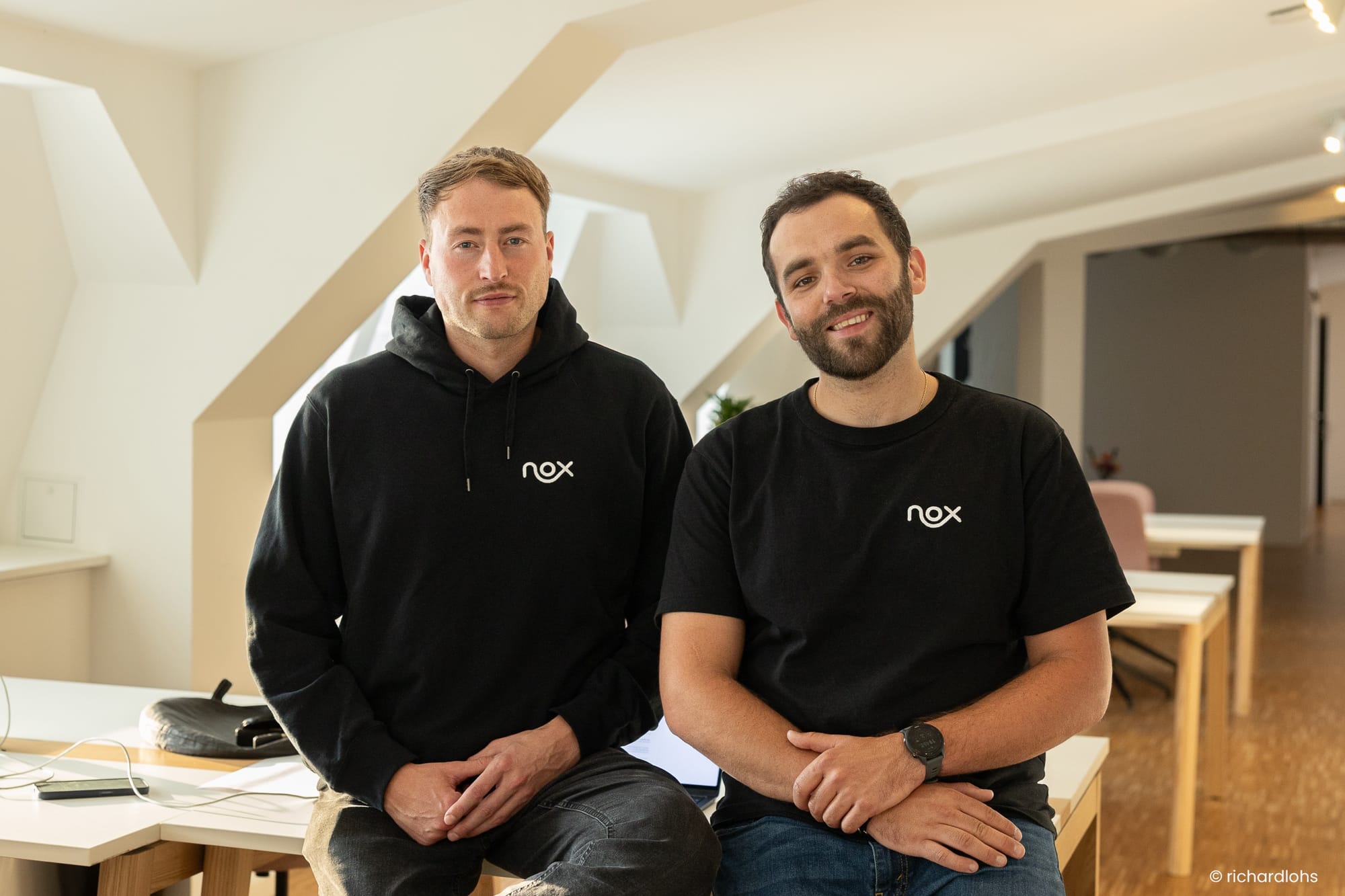 Janek Smalla und Thibault Constant sitzen auf einem Tisch