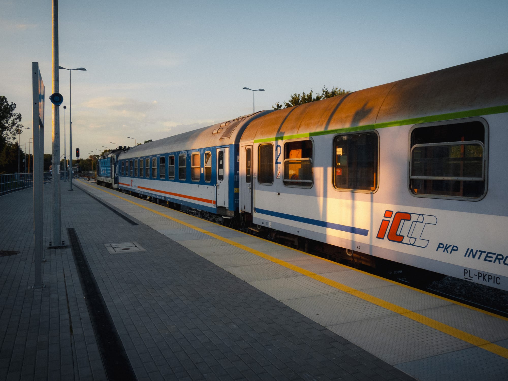 Diesellok und zwei Nachtzugwagen am Bahnsteig
