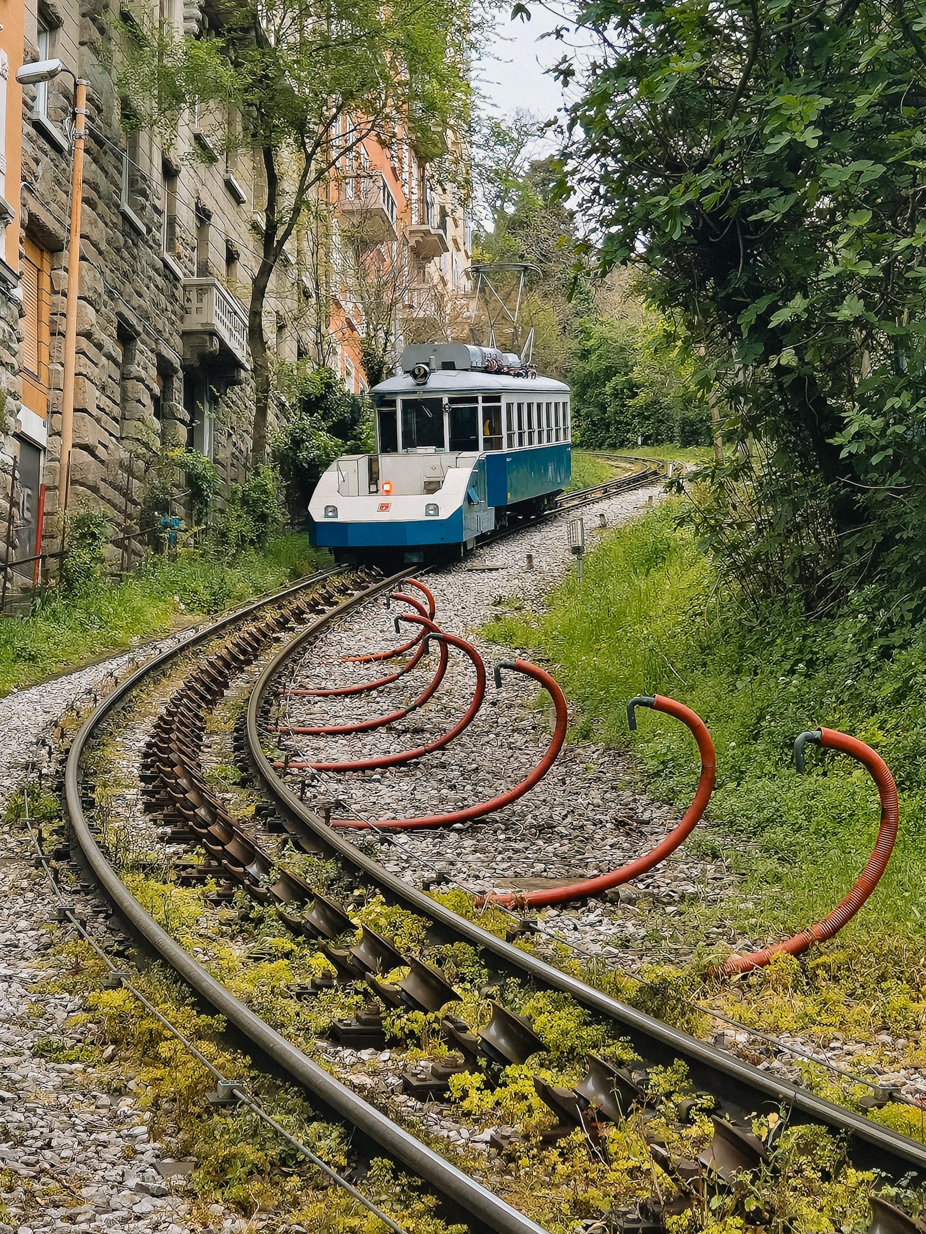 Tram mit Schubwagen auf Steilstrecke