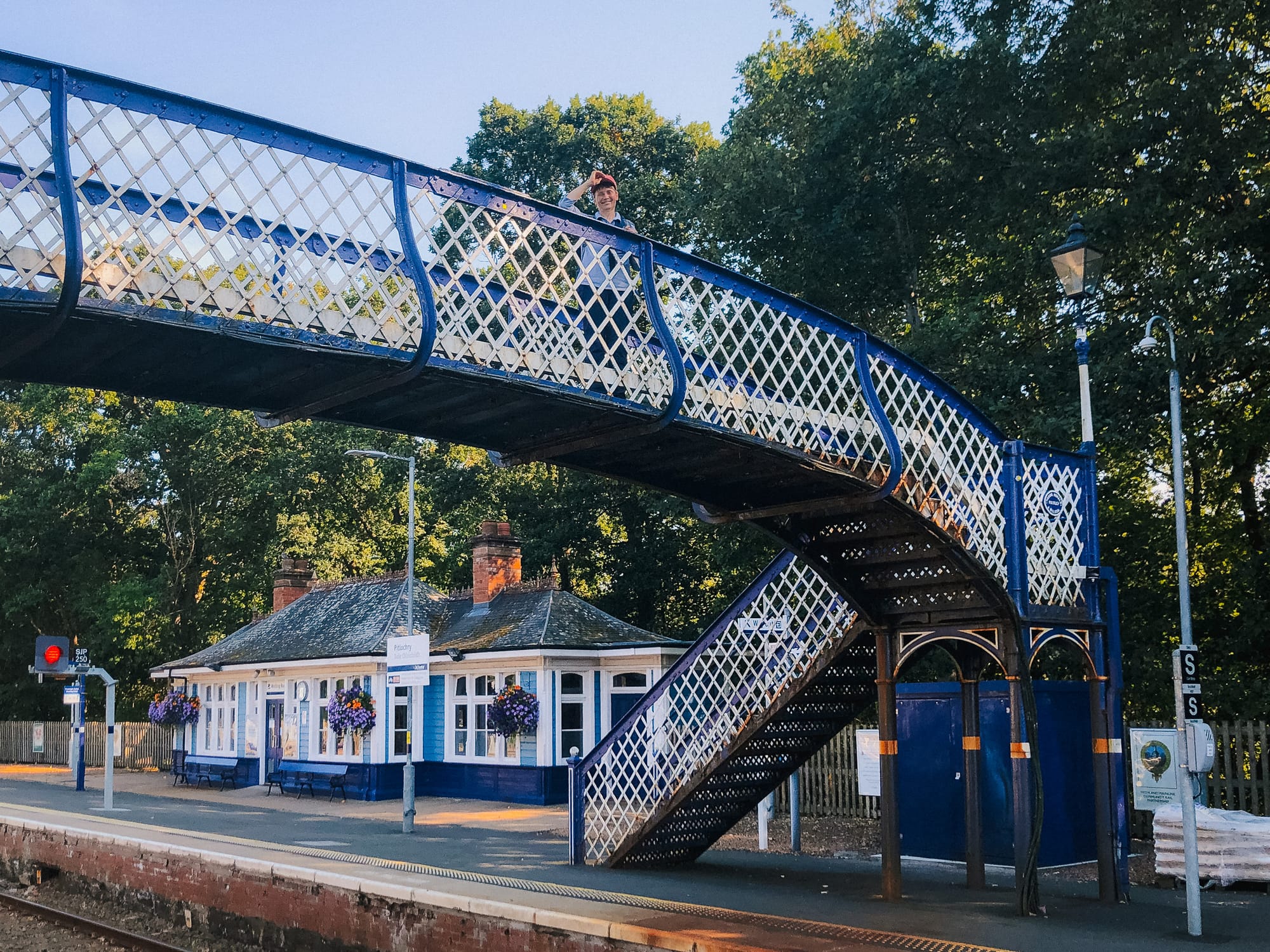 Bahnhof in Schottland mit Fußgängerbrücke
