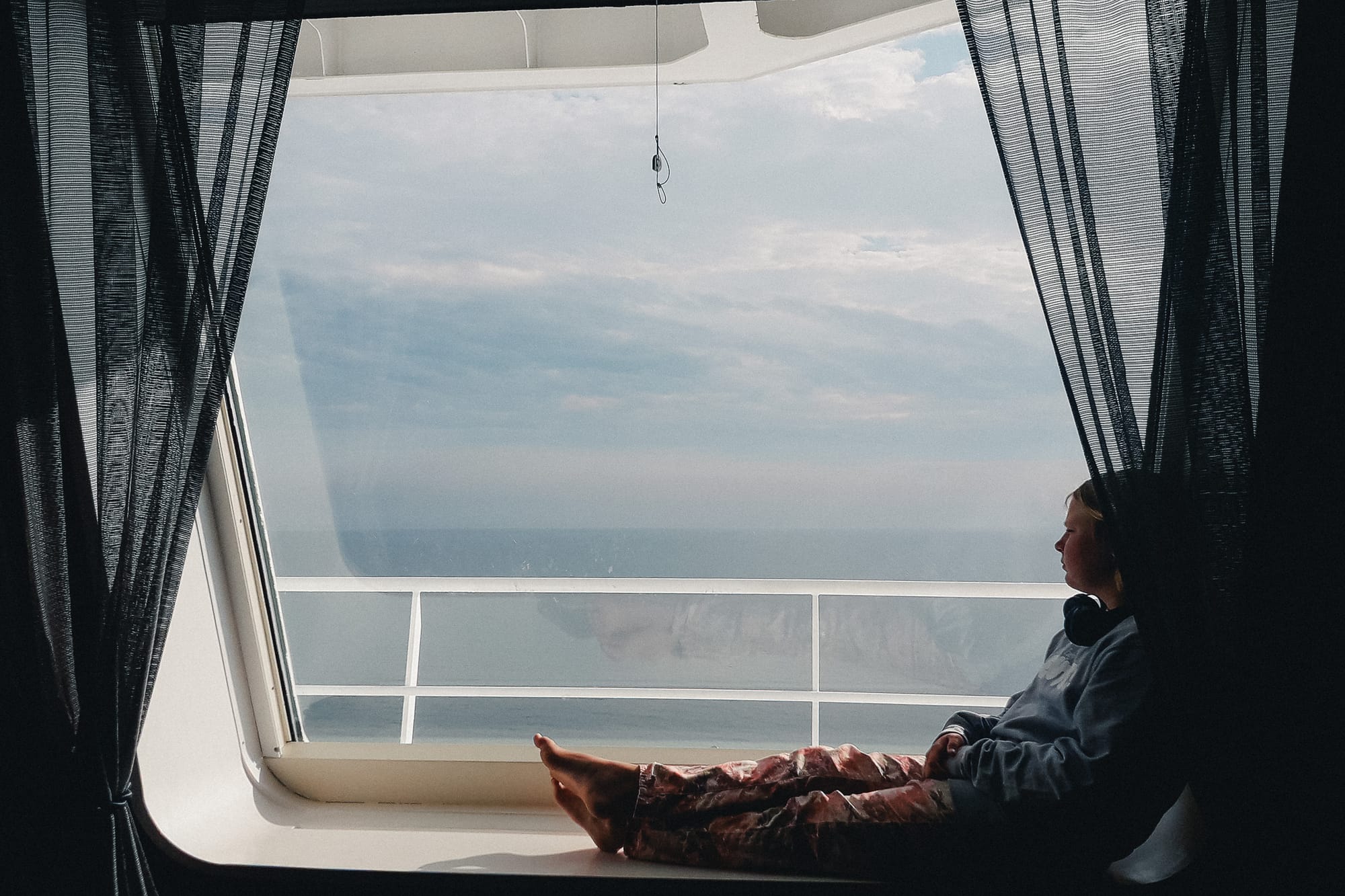 Person am Fenster auf Fähre