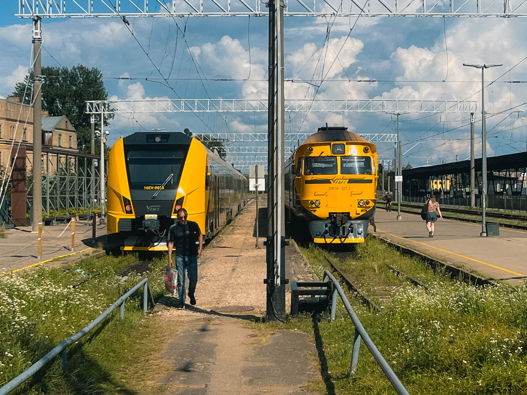 Gelbe Triebzüge am Bahnhof Riga