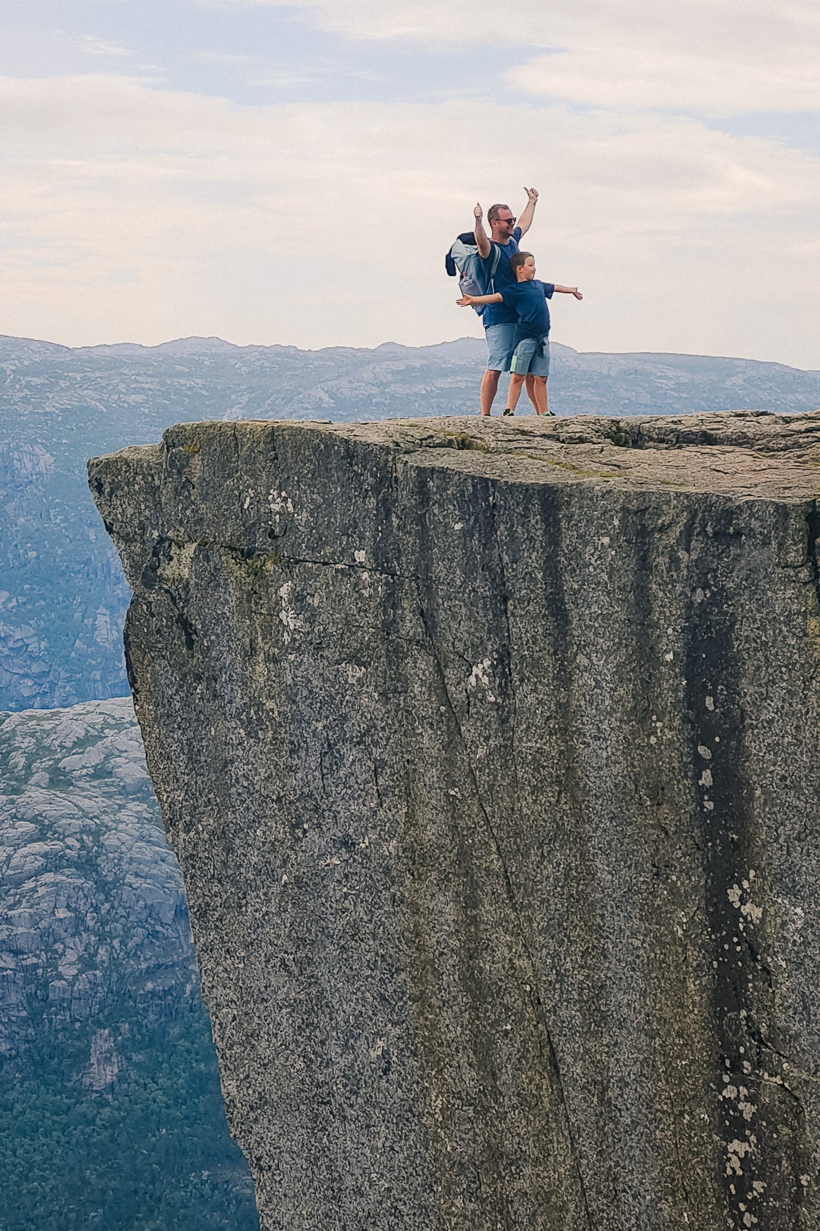 Mann und Kind auf einem Felsen