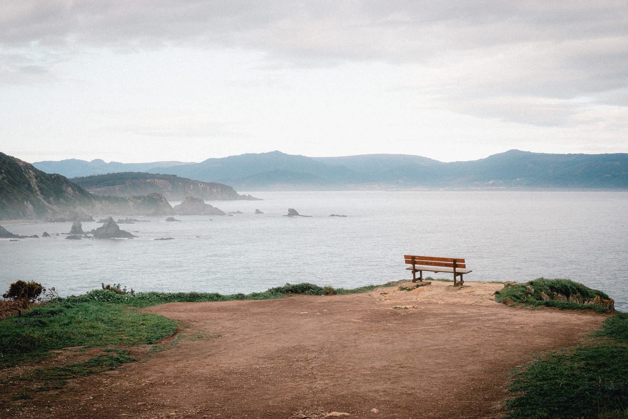 Eine Bank an der Steilküste in Galicien