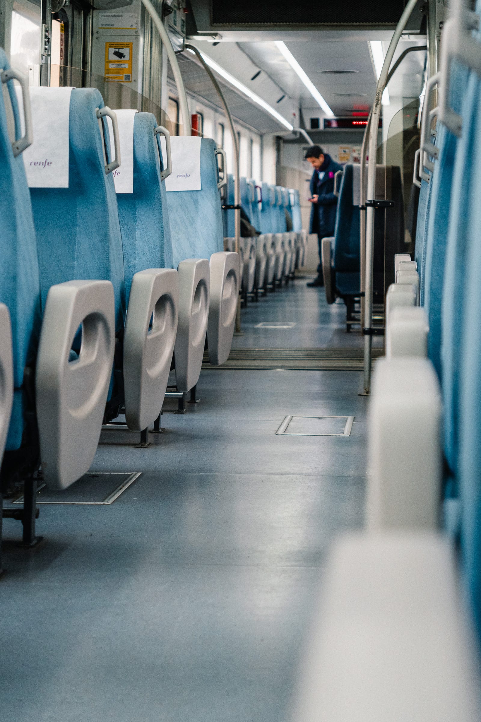 Blaue Sitzreihen in einem Triebwagen der Feve