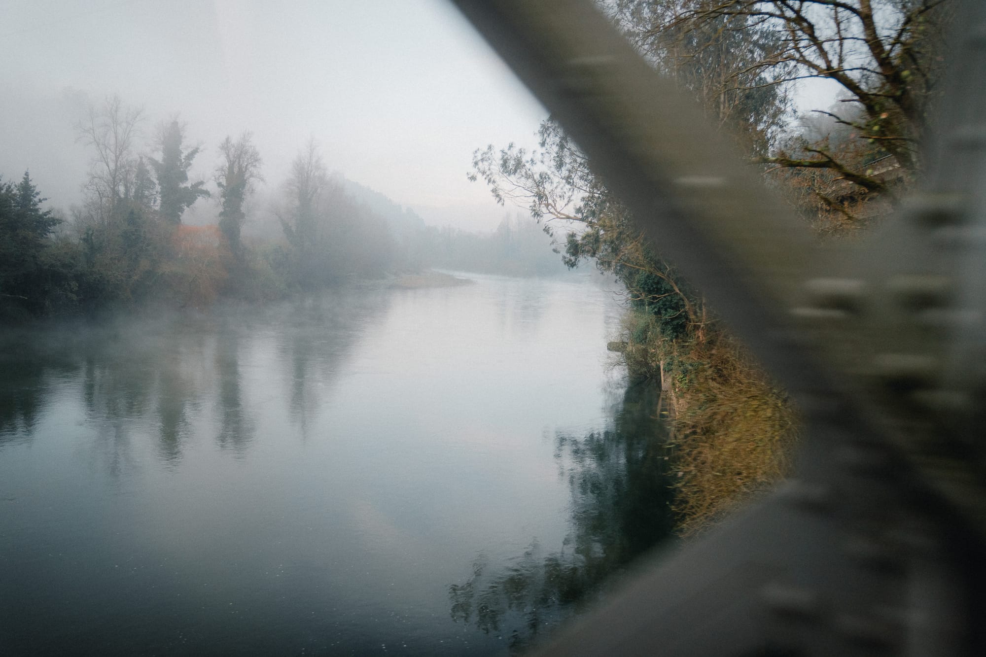 Fluss im Nebel mit Bewegungsunschärfe