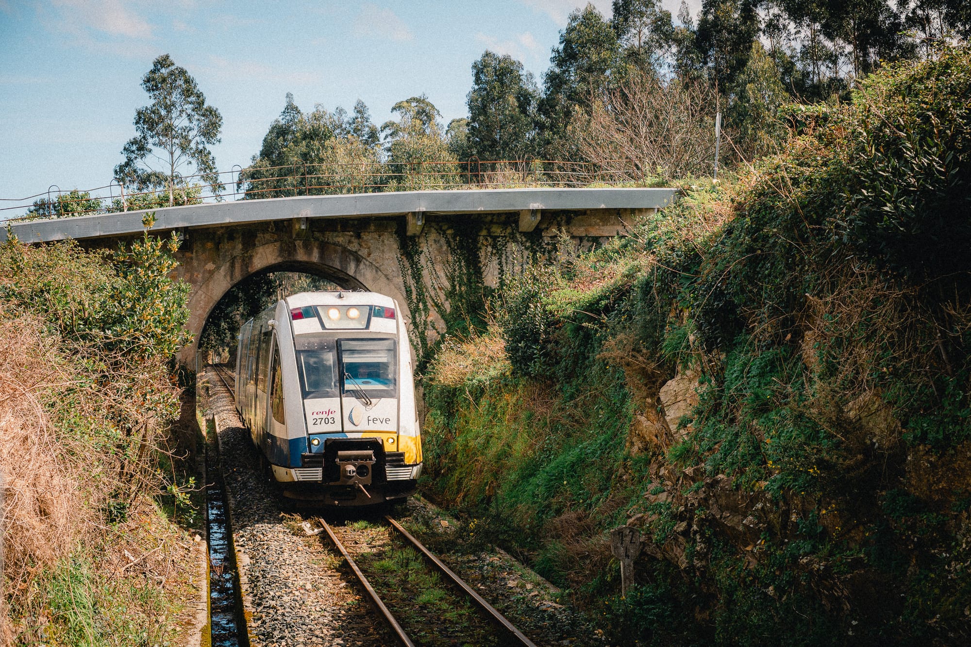 Ein Triebwagen der Feve unter einer Brücke