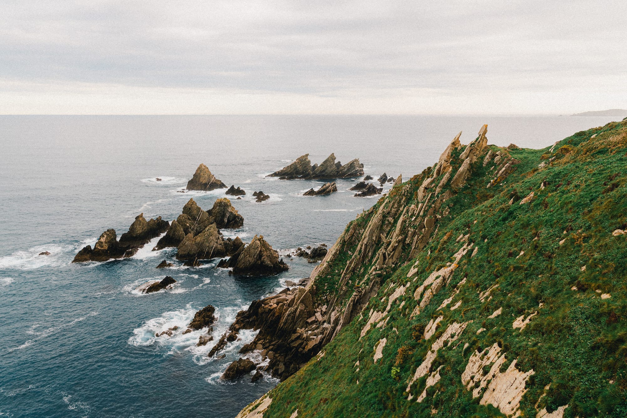 Steilküste in Galicien mit zackigen Felsen
