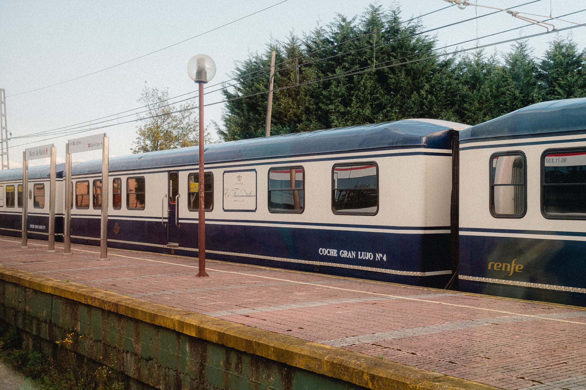 Luxuszug Transcantábrico am Bahnsteig