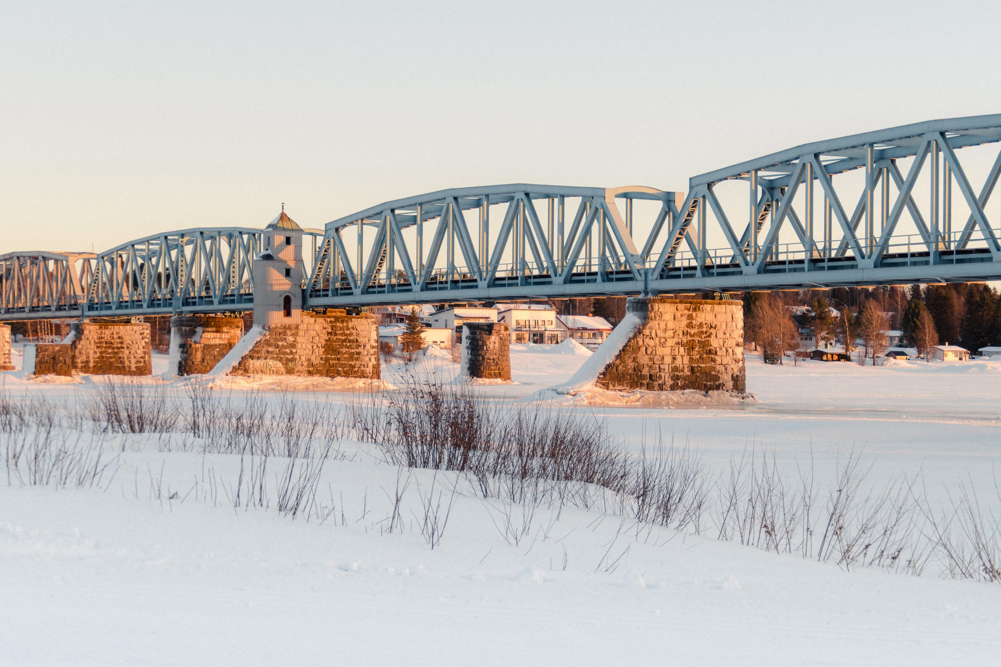 Eisenbahnbrücke über den Torne Fluss