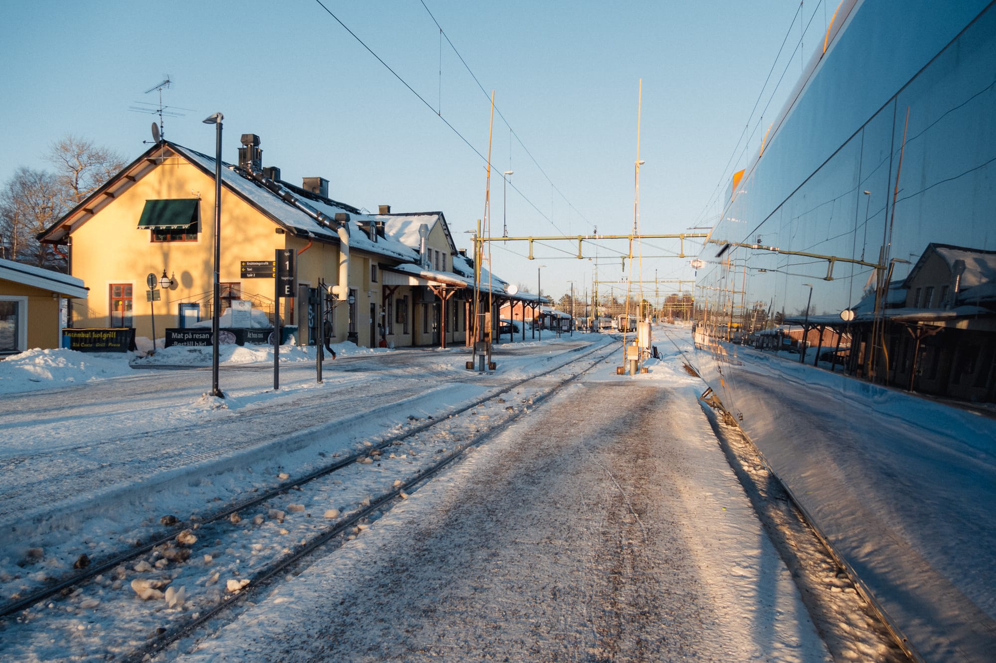 Unser Zug am Bahnhof Luleå