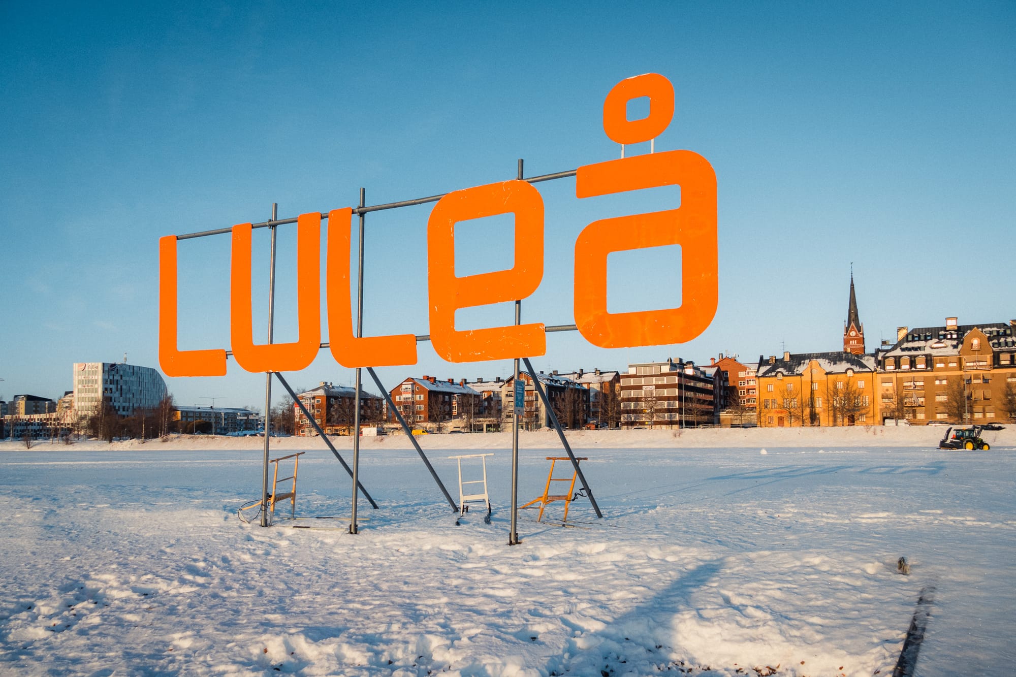 Große Buchstaben Luleå am Ufer