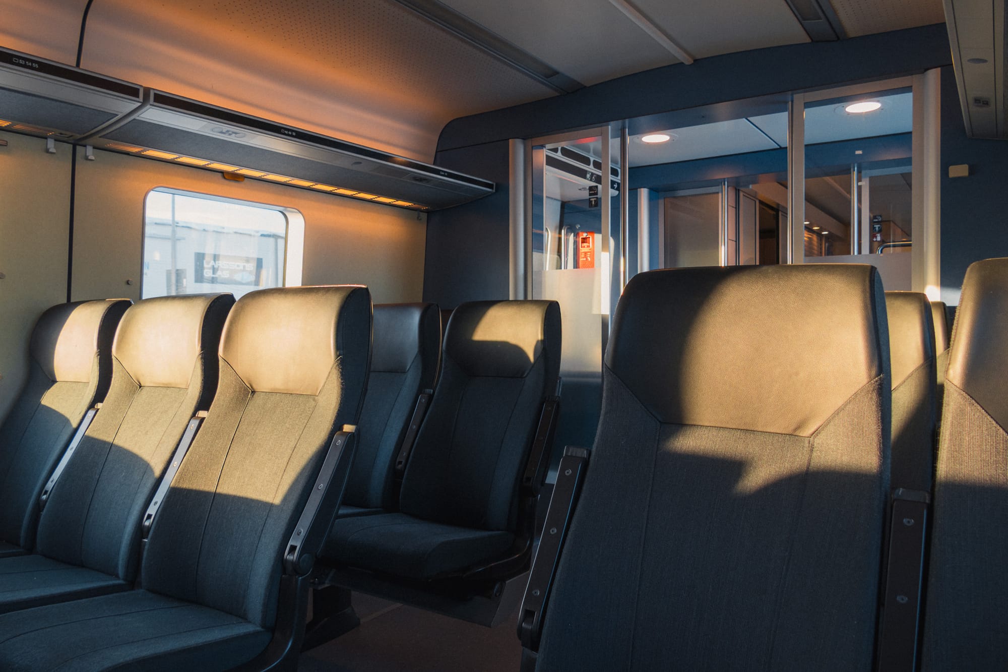 Innenaufnahme von Sitzen im Norrtåg Zug